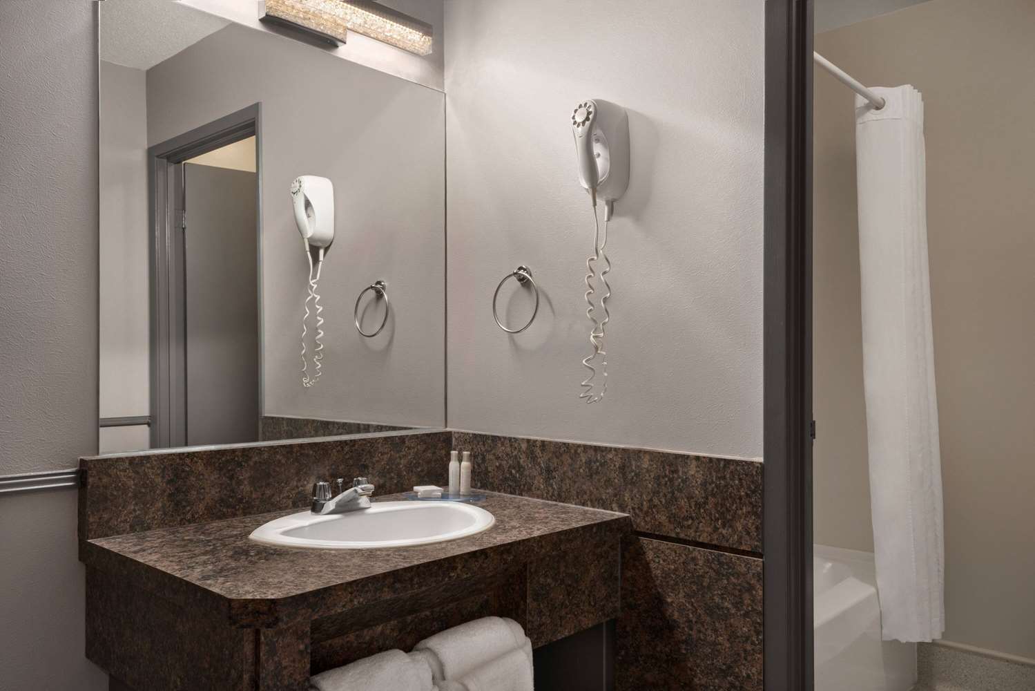 Travelodge By Wyndham Brandon 22/25