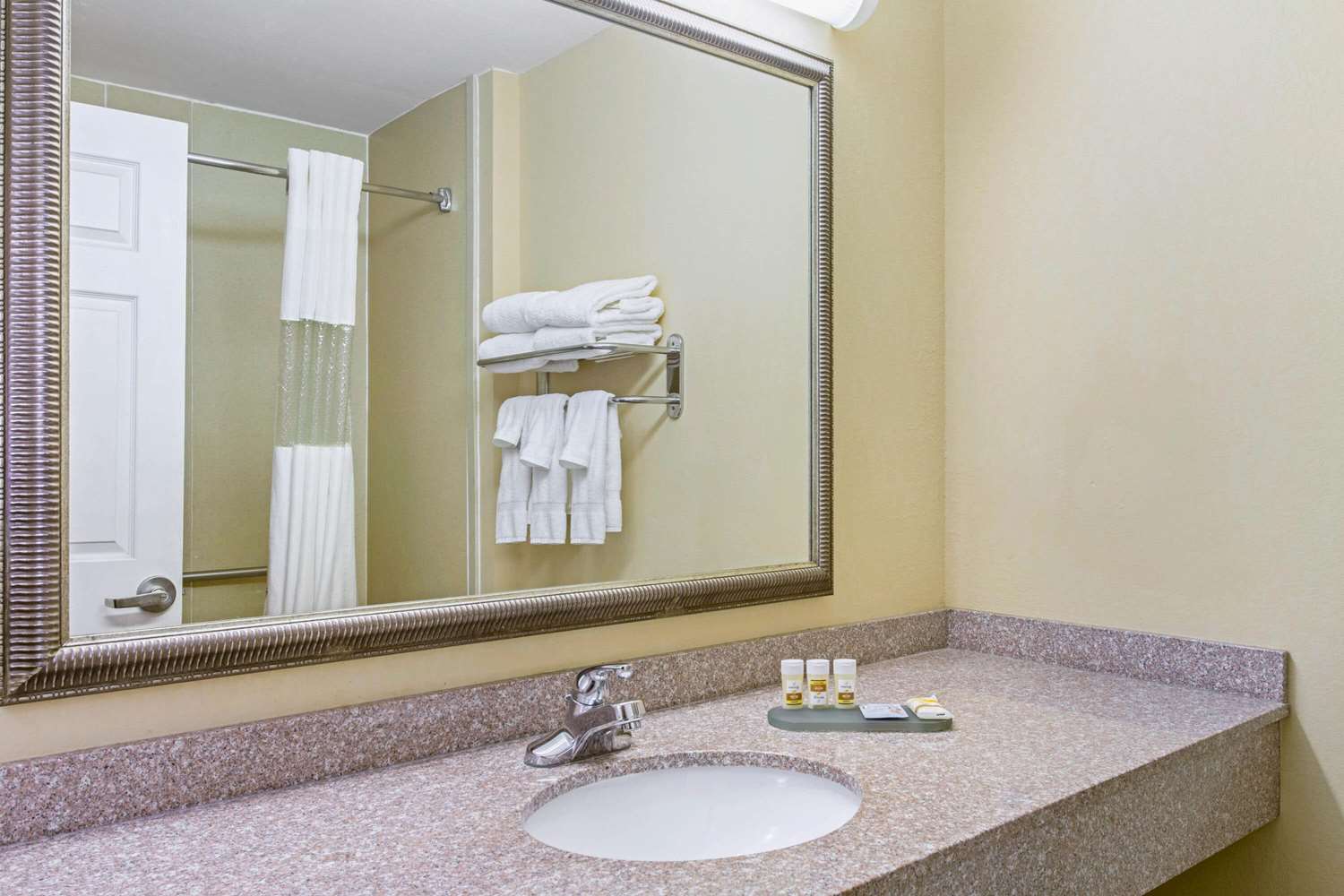La Quinta Inn Suites By Wyndham Mobile Satsuma Saraland 50/50
