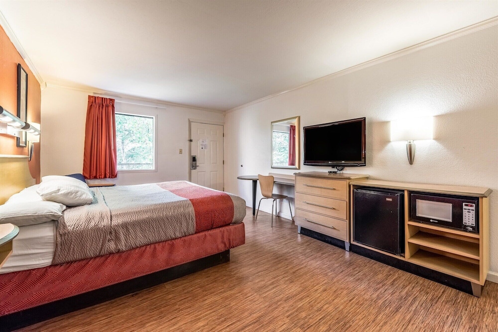 DELUXE, KING BED
