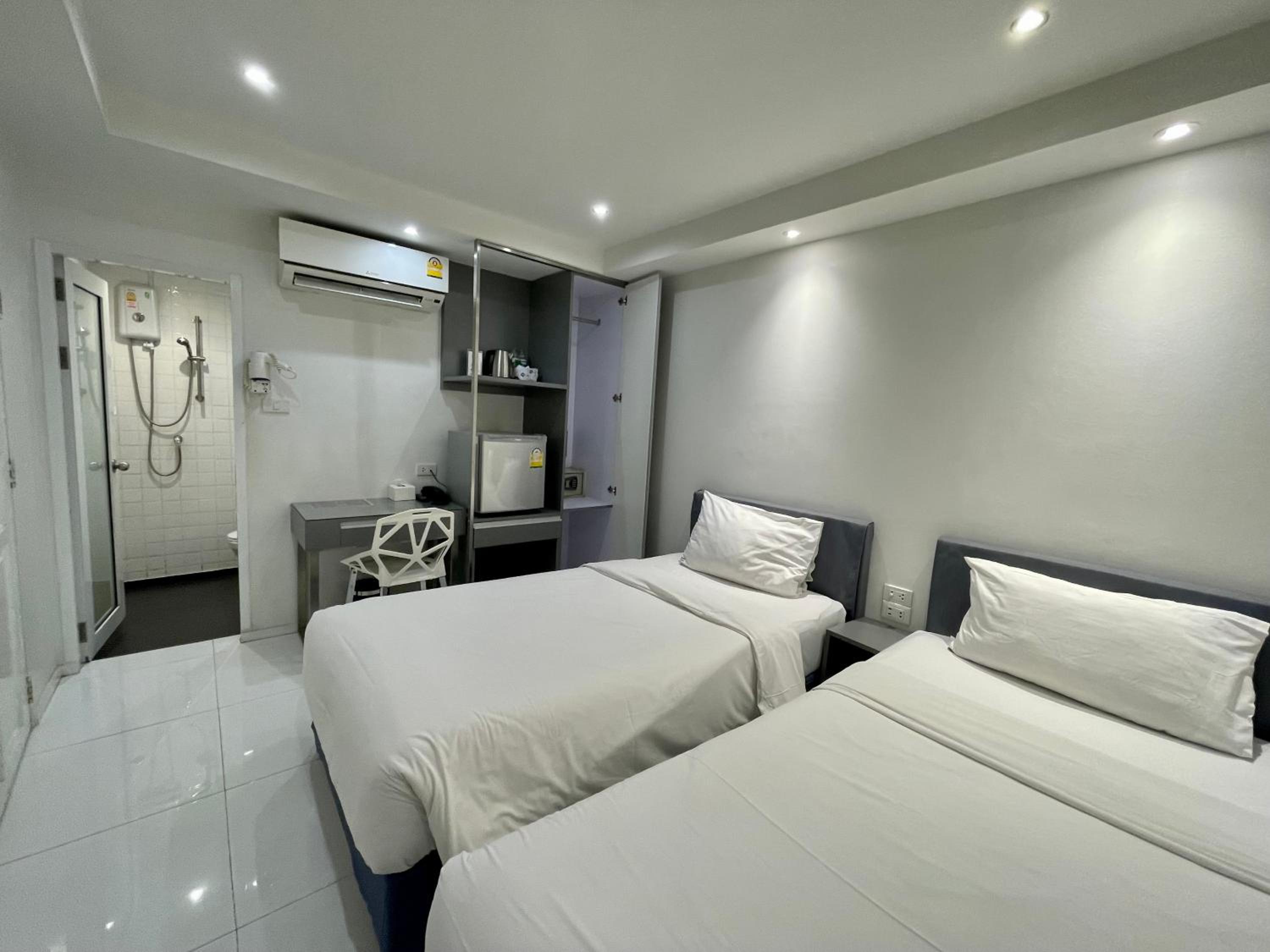 Standard, Twin Beds, No Window