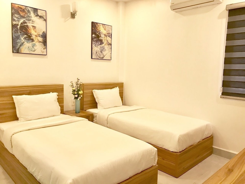 SUPERIOR, TWIN BEDS, CITY VIEW