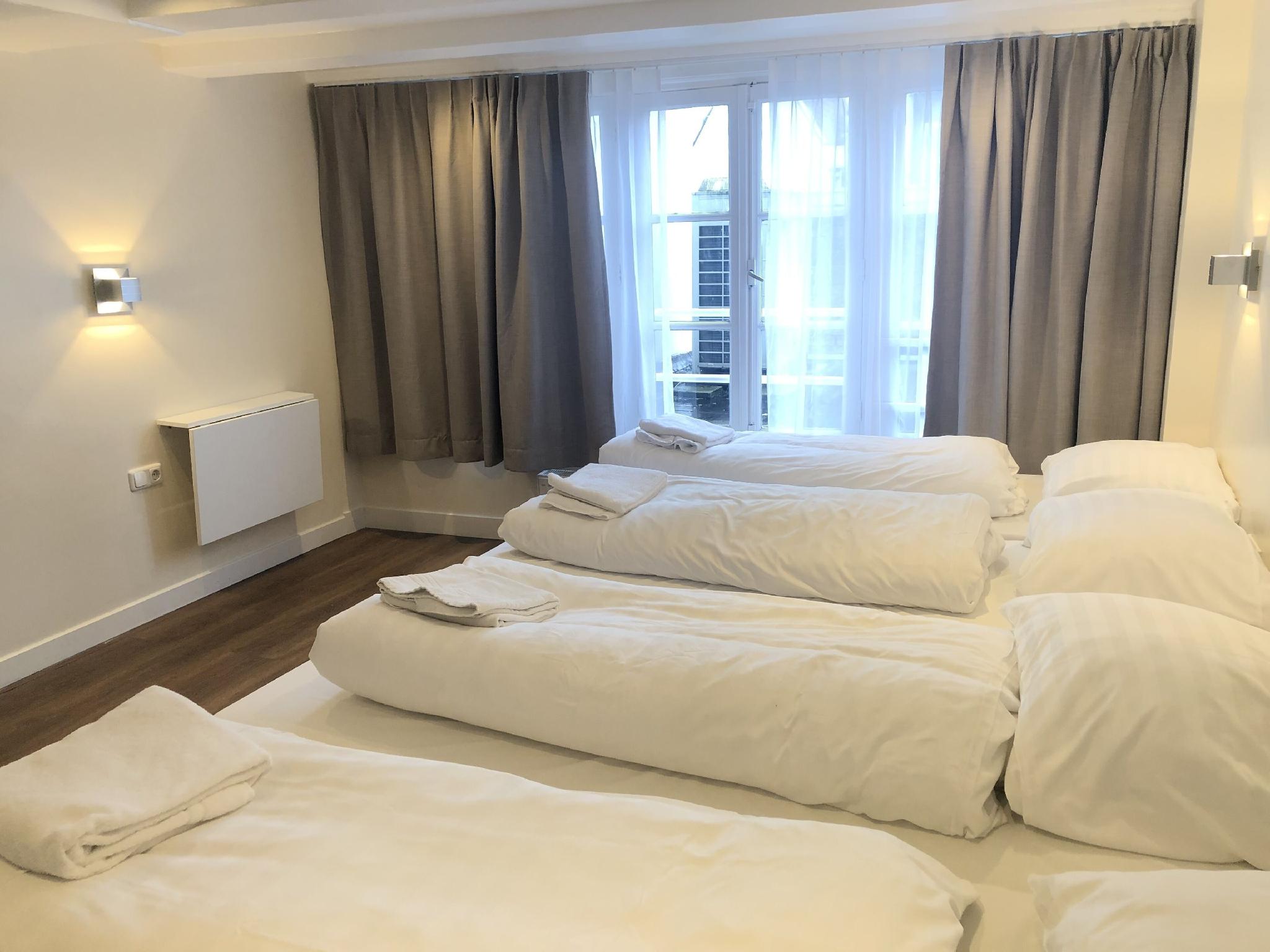 ROOM, QUADRUPLE