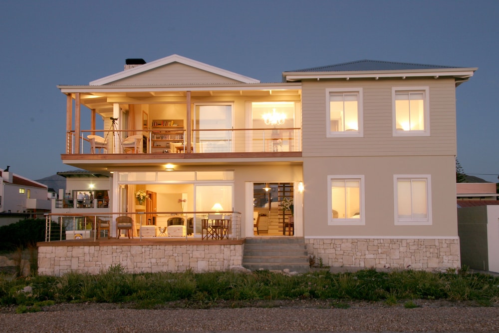 138 Marine Beachfront Guesthouse 1/50