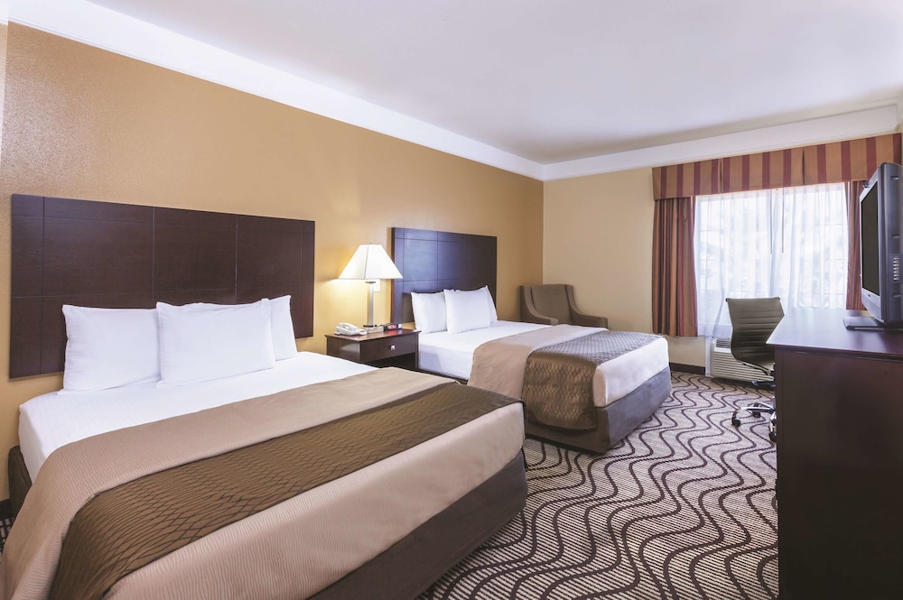 La Quinta Inn & Suites by Wyndham Angleton 17/50