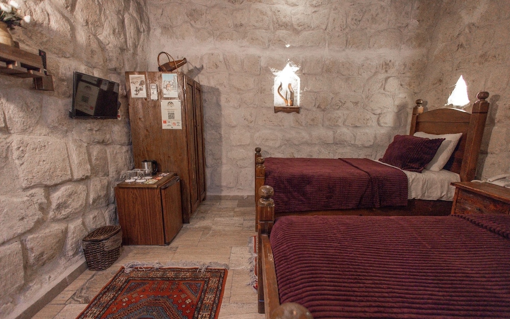 Maccan Cave Hotel 56/70