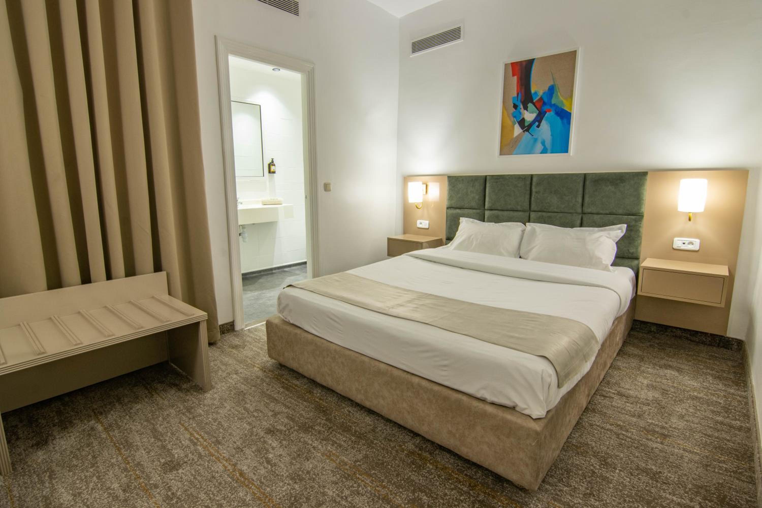 ROOM, SINGLE