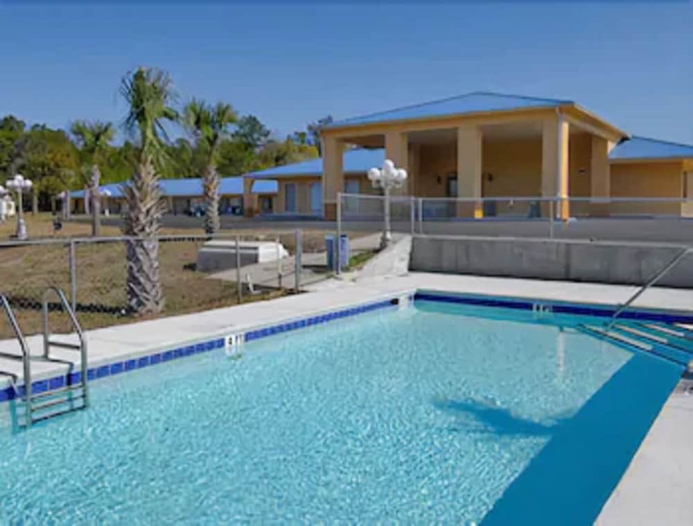 Days Inn by Wyndham DeFuniak Springs 12/19