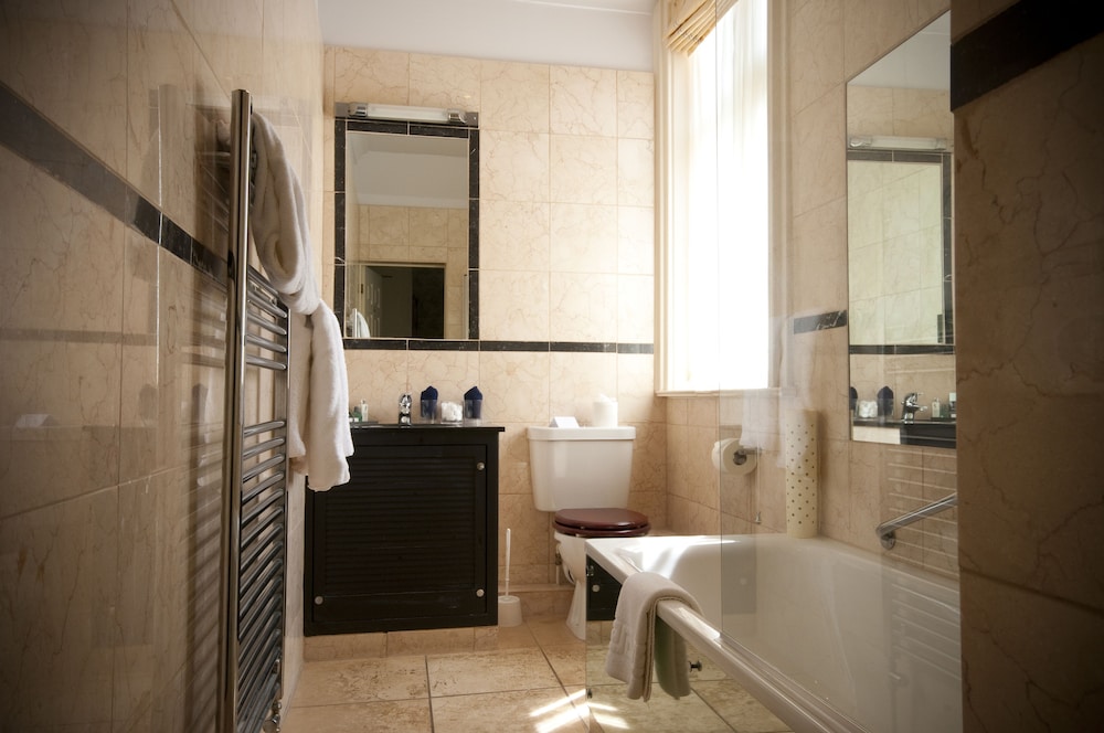 Careys Manor & Senspa 9/55