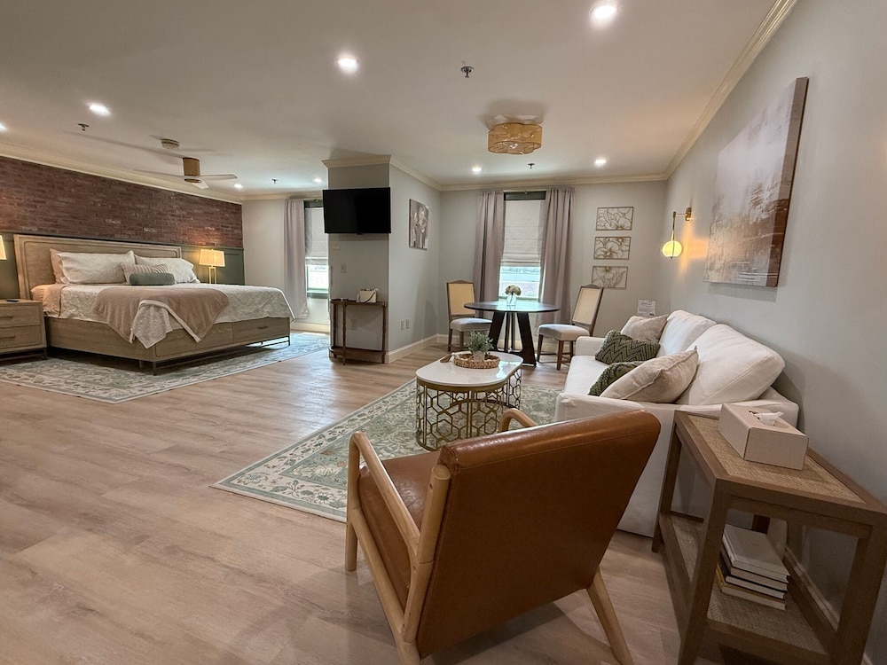 Greenville Inn Suites 51/67