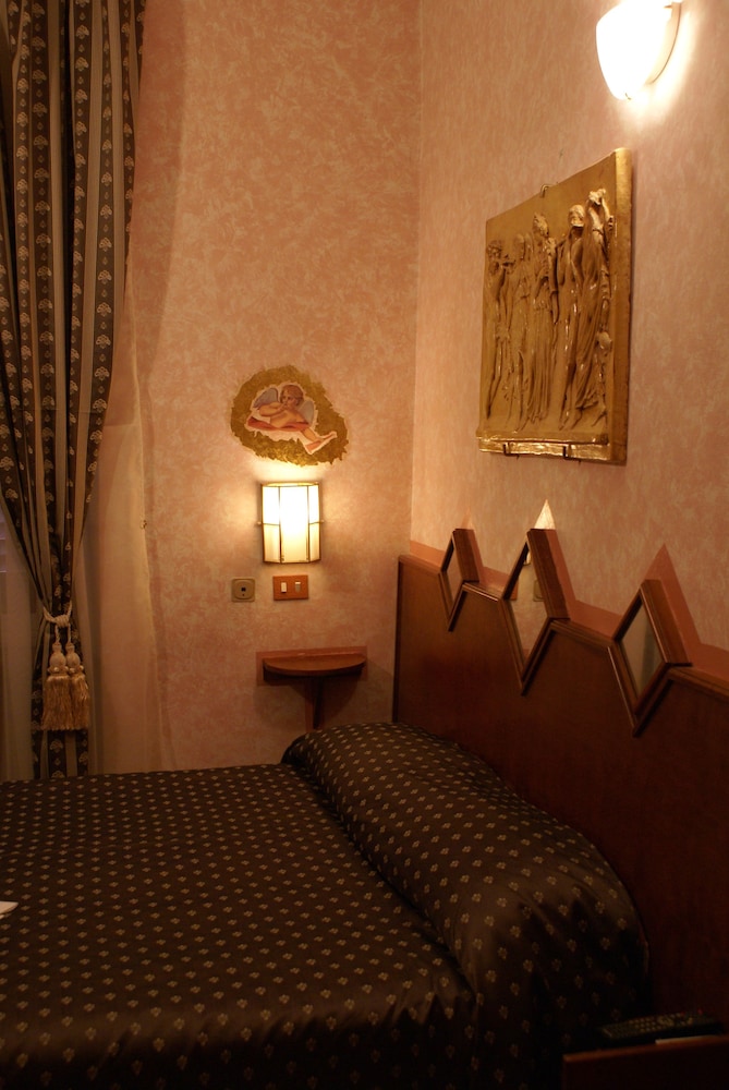 Hotel Farini 11/23