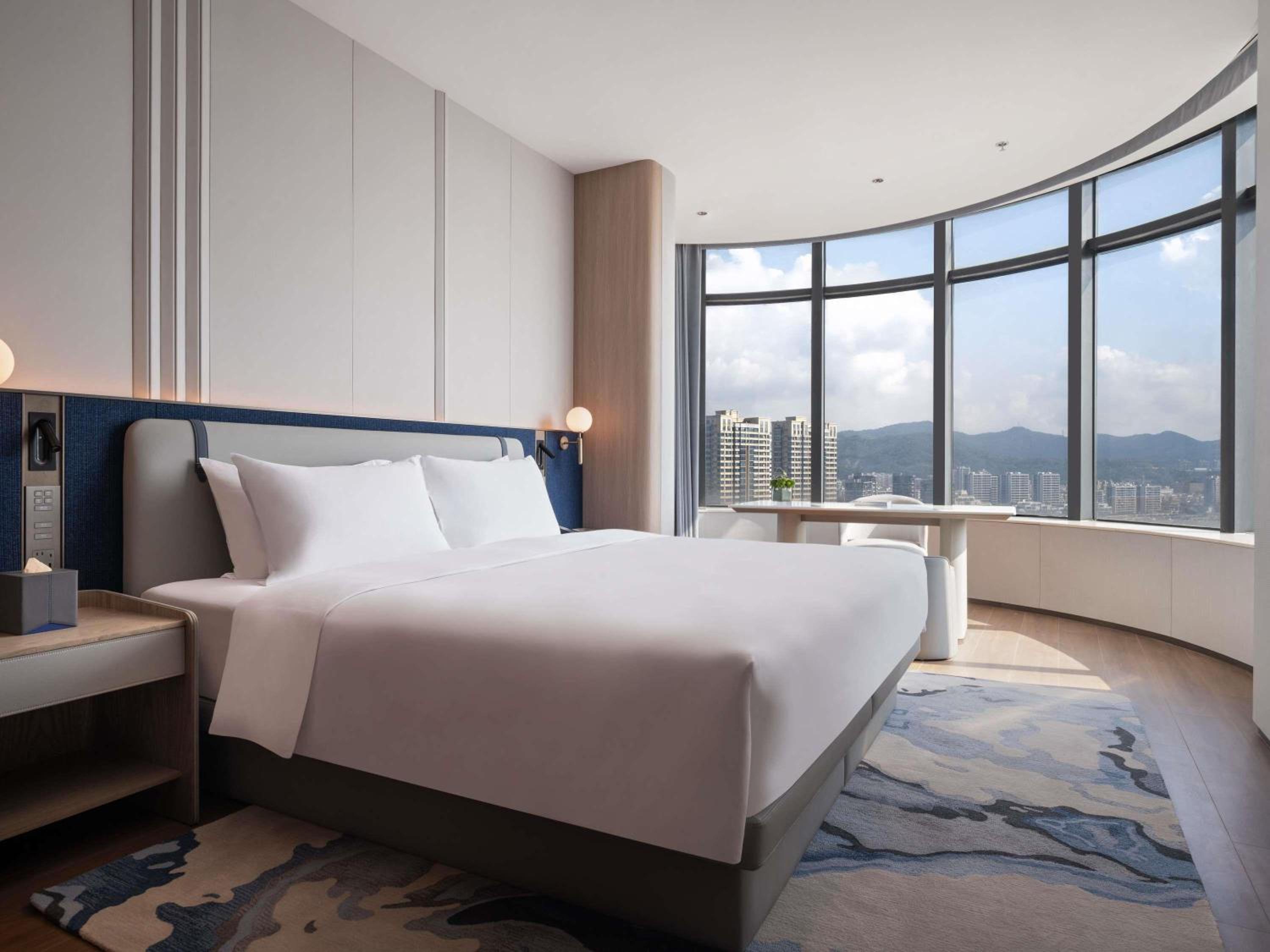 Deluxe, King Bed, City Side 3/7