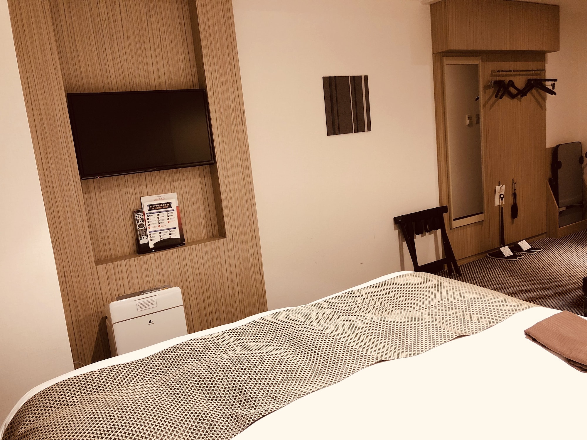 ROOM, DOUBLE BED, CORNER
