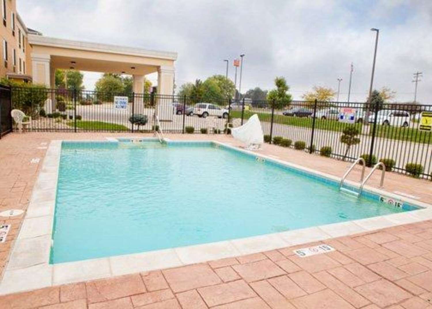 Comfort Suites Bloomington I-55 And I-74 25/25