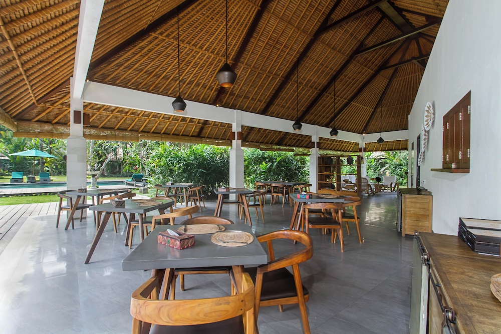 The Pandora Hotel 44/50