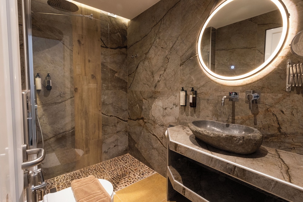 Royal Hotel and Suites 48/49