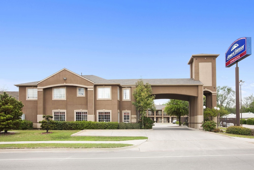 Howard Johnson by Wyndham Grand Prairie Near Lone Star Park 5/20