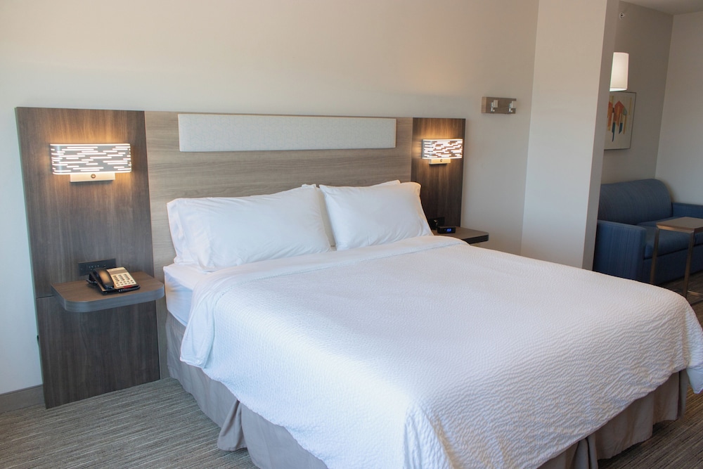 Suite, King Bed, Accessible