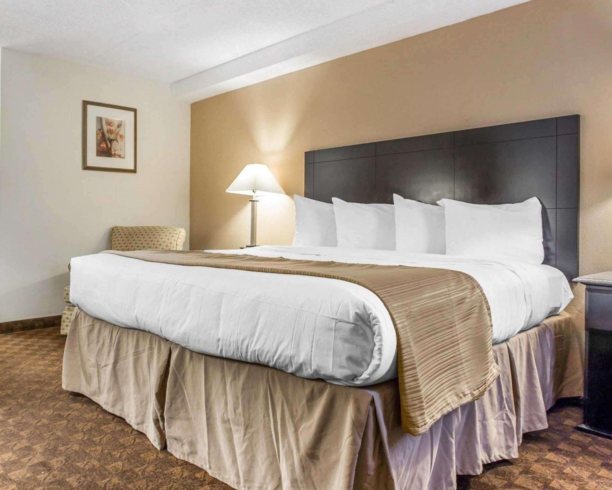 ROOM, KING BED
