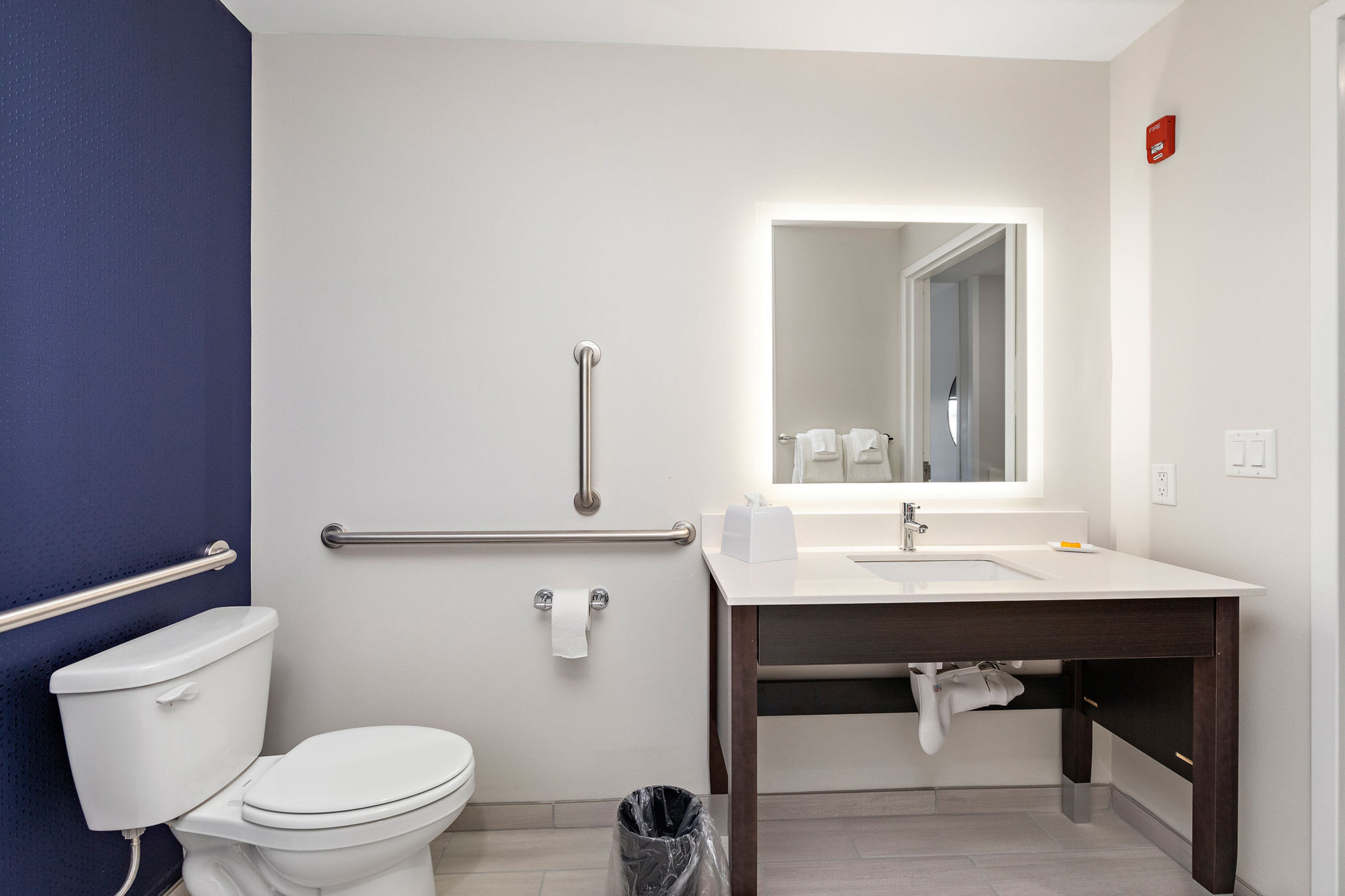 Holiday Inn Express Kansas City North Parkville, an IHG Hotel 50/50