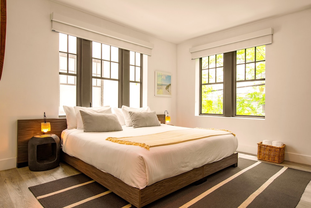 DELUXE, QUEEN BED
