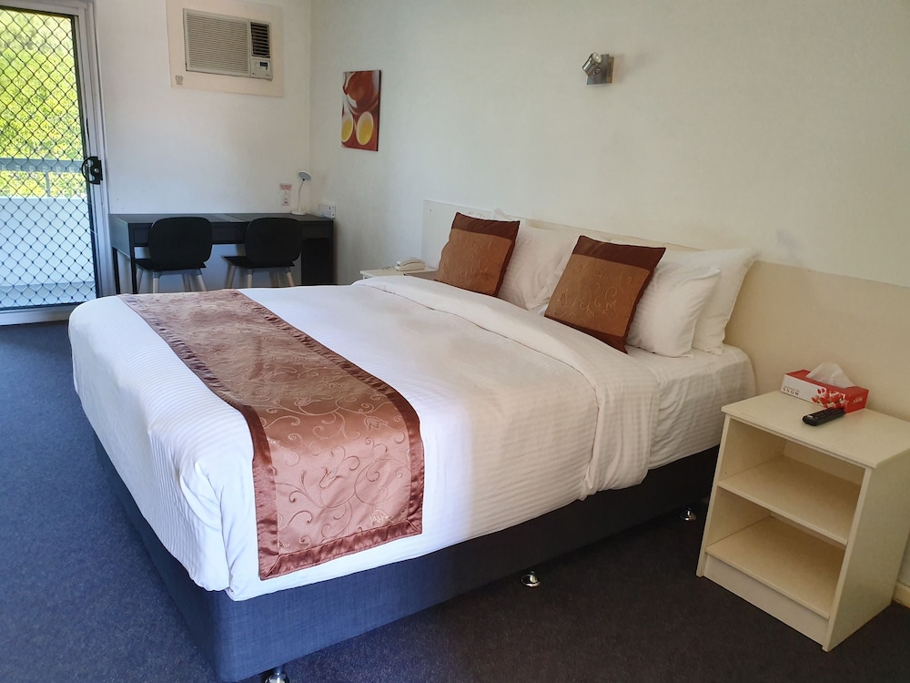 STANDARD, QUEEN BED