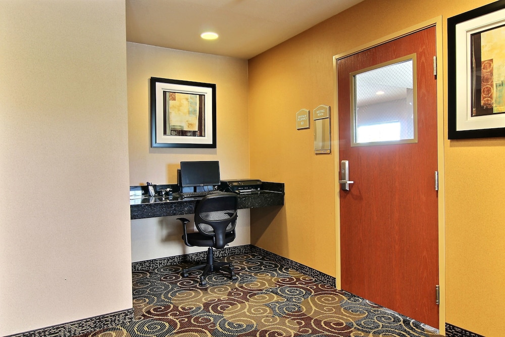 Cobblestone Hotel Amp Suites Crookston 24/39