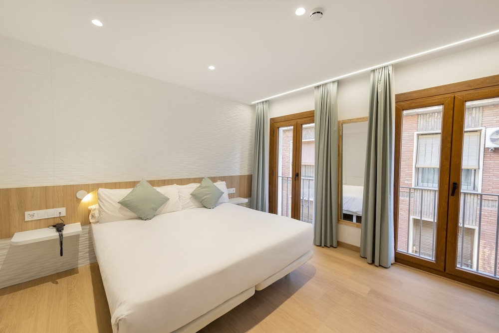 Roof Top, Studio, Queen Bed, Sofa, Pool Access