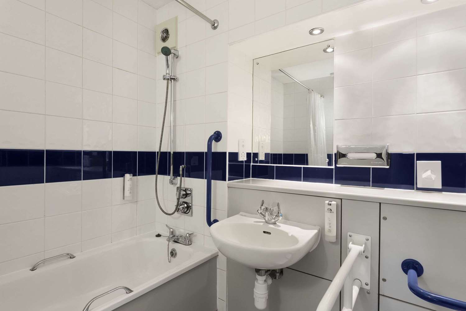 Days Inn by Wyndham Abington M74 12/12