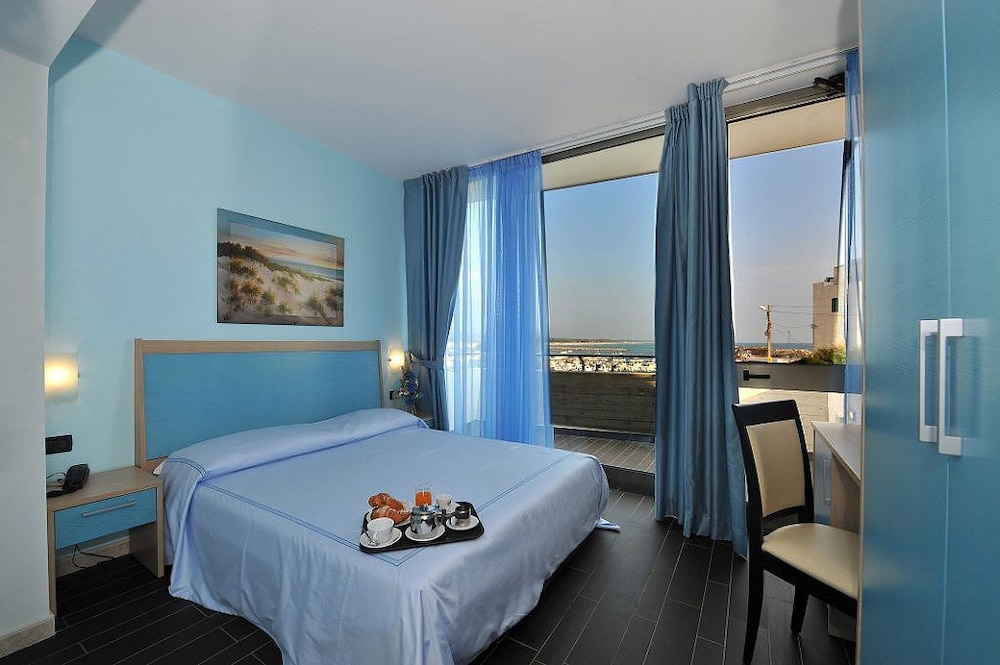 Nauticus Guest Room 19/41