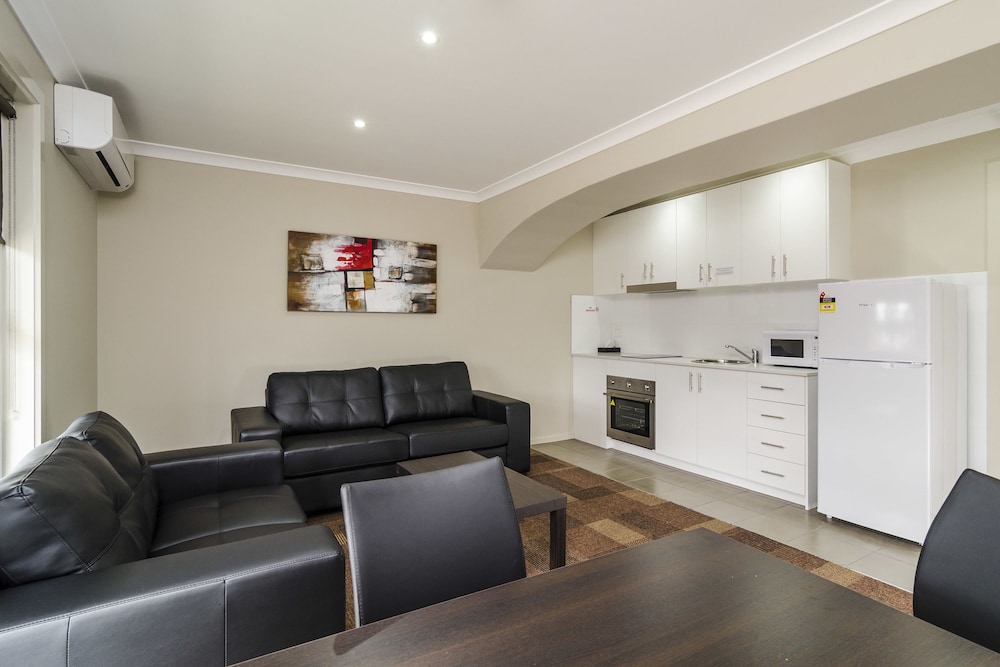 Parkville Place Apartments 28/30