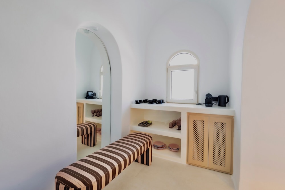 Luna Santorini Suites 6/50