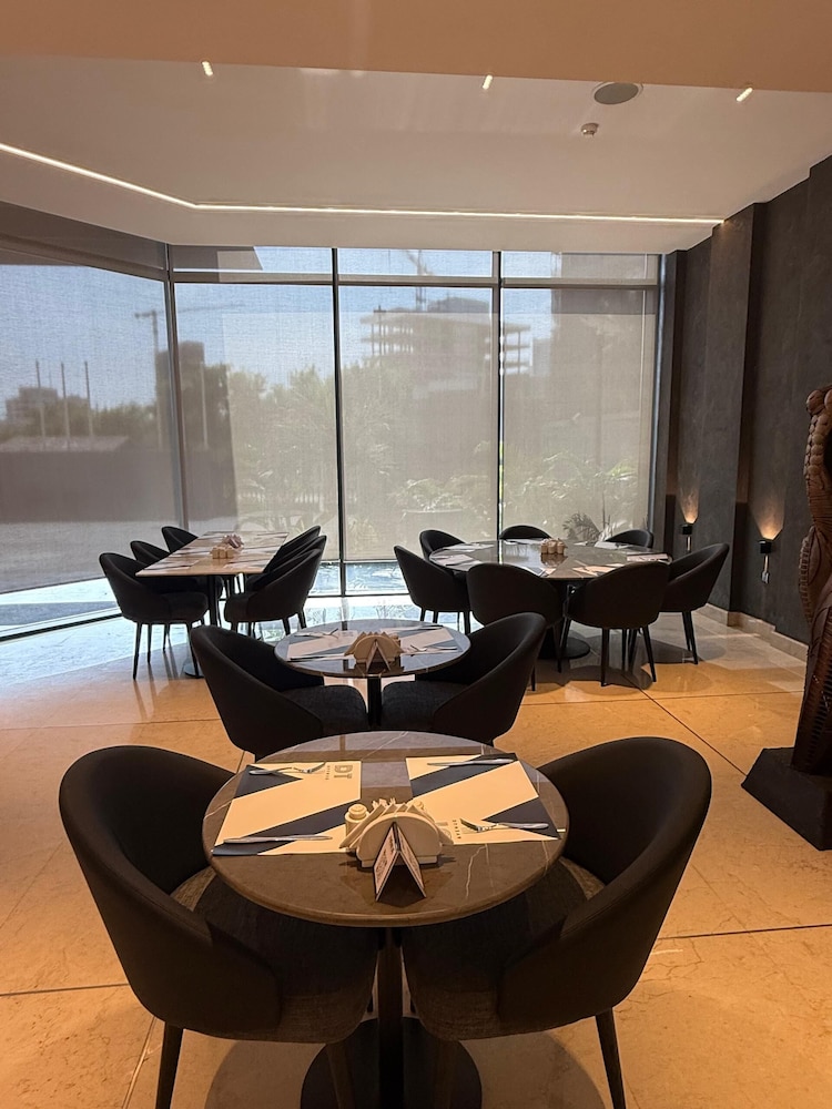 The Avenue Suites 33/46