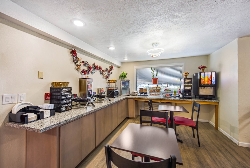 Ramada by Wyndham Medford Airport North 34/47