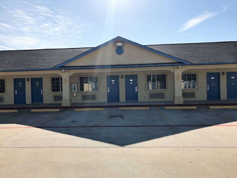 Luxury Inn & Suites Liberty 6/65