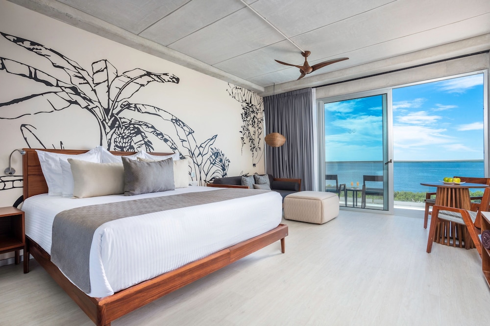 VANTAGE, CLUB, JUNIOR SUITE, KING BED, BAY VIEW