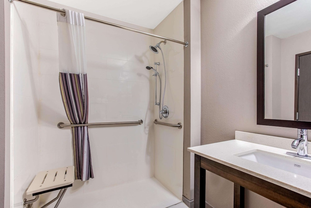 La Quinta Inn and Suites by Wyndham Cullman 11/46