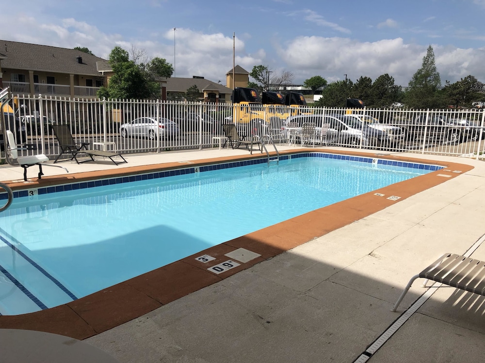 Quality Inn Merriam Kansas City 26/41