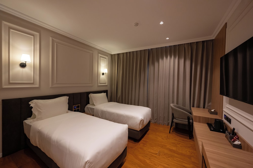 Airport Holiday Hotel 37/50