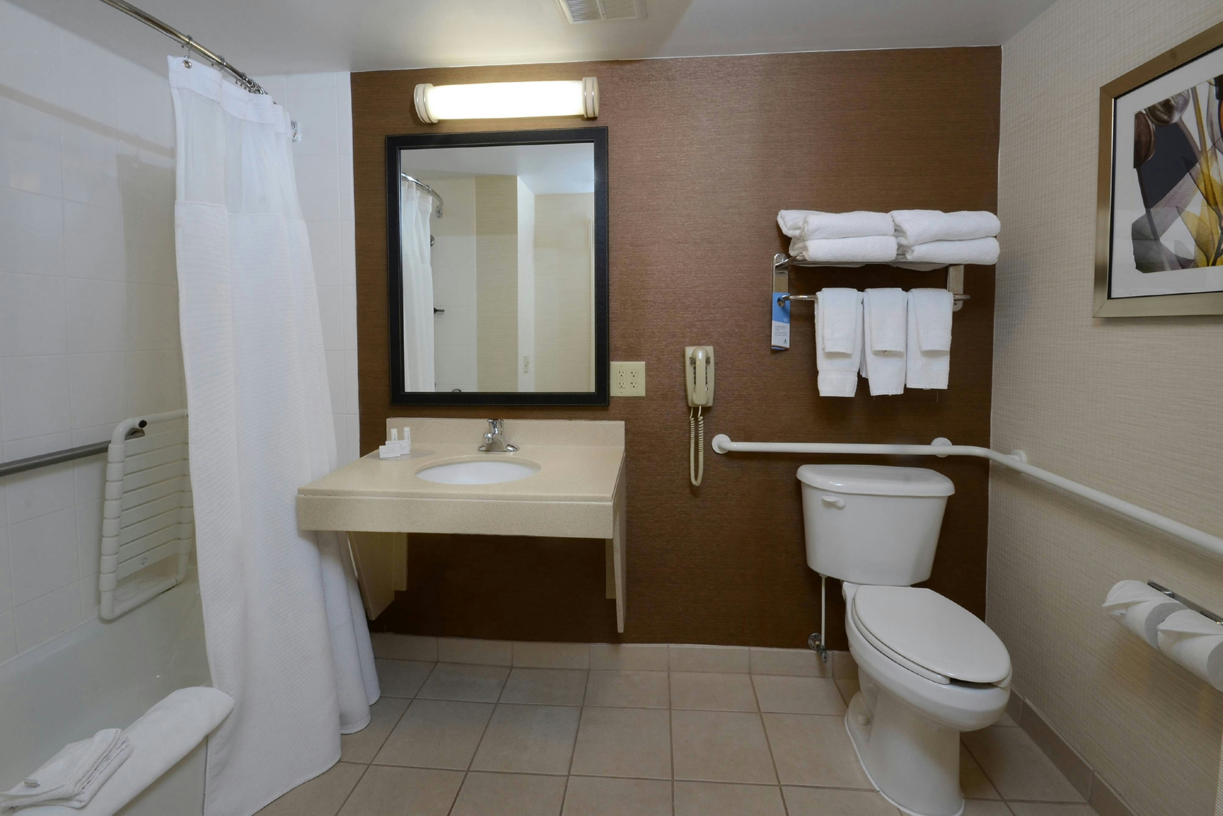 Fairfield Inn Suites By Marriott Roanoke Hollins I 81 26/26