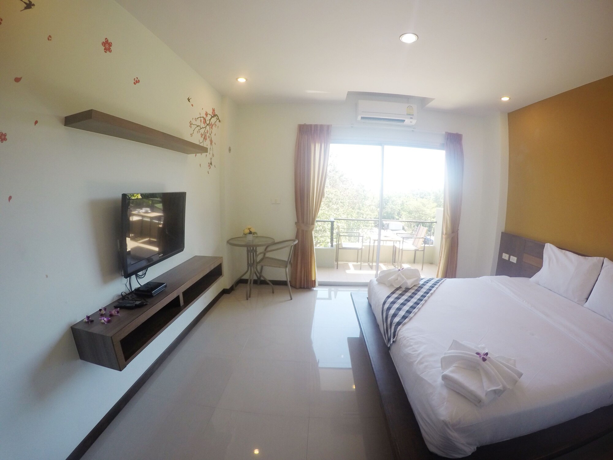 DELUXE, KING BED
