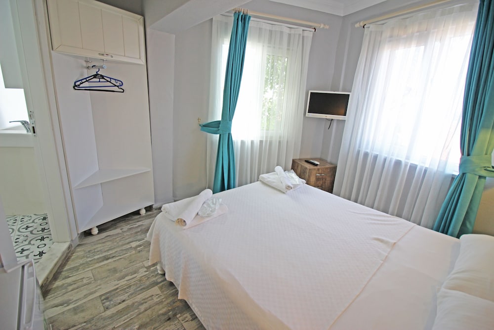 STANDARD, DOUBLE BED, PARTIAL SEA VIEW