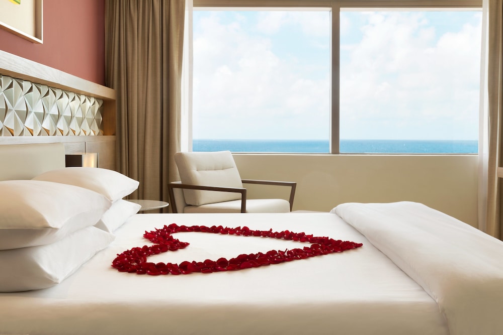 Club, Suite, King Bed, Ocean Front, Corner، HYATT ZIVA CANCUN 2/3