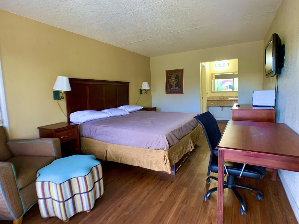 Comfort, King Bed, La Vista Inn 2/3