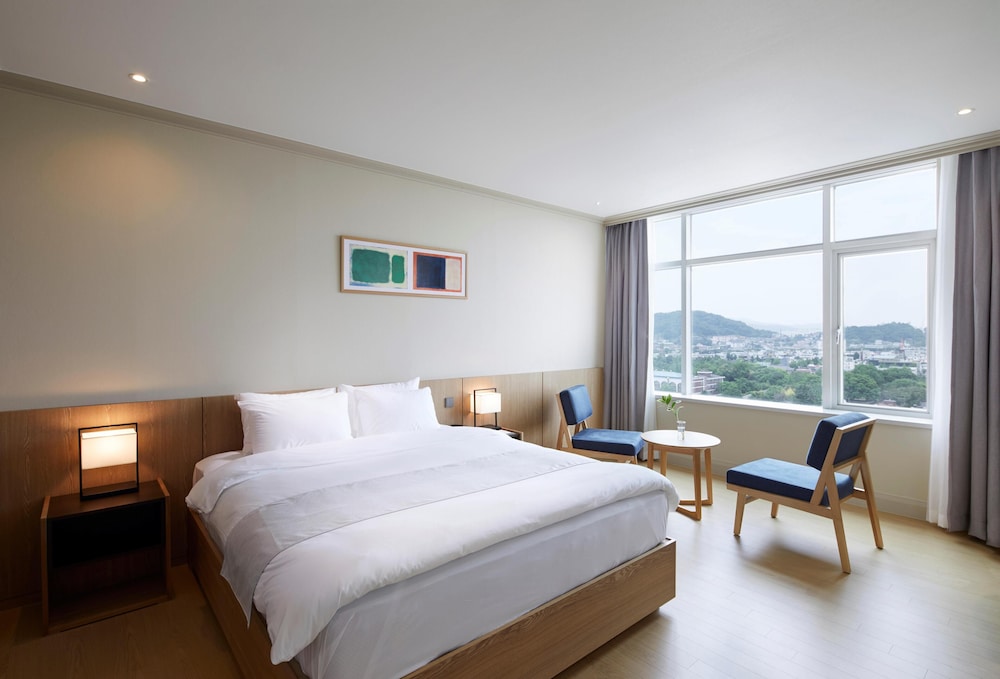 SUITE, DOUBLE BED, CITY VIEW