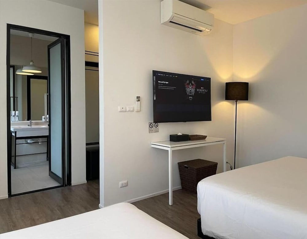 FAMILY SUITE, BATHTUB