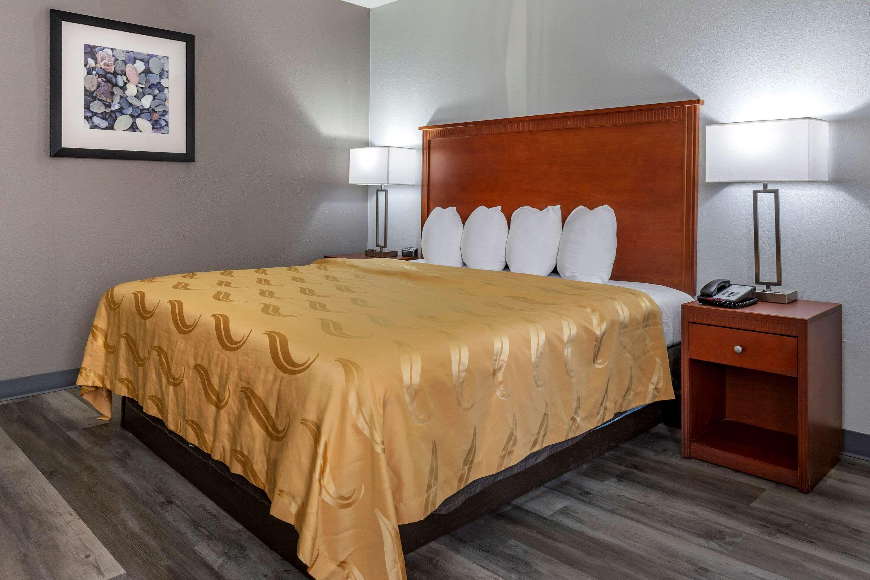 غرفة بسرير كينج، Quality Inn Fayetteville near Fort Bragg 2/2