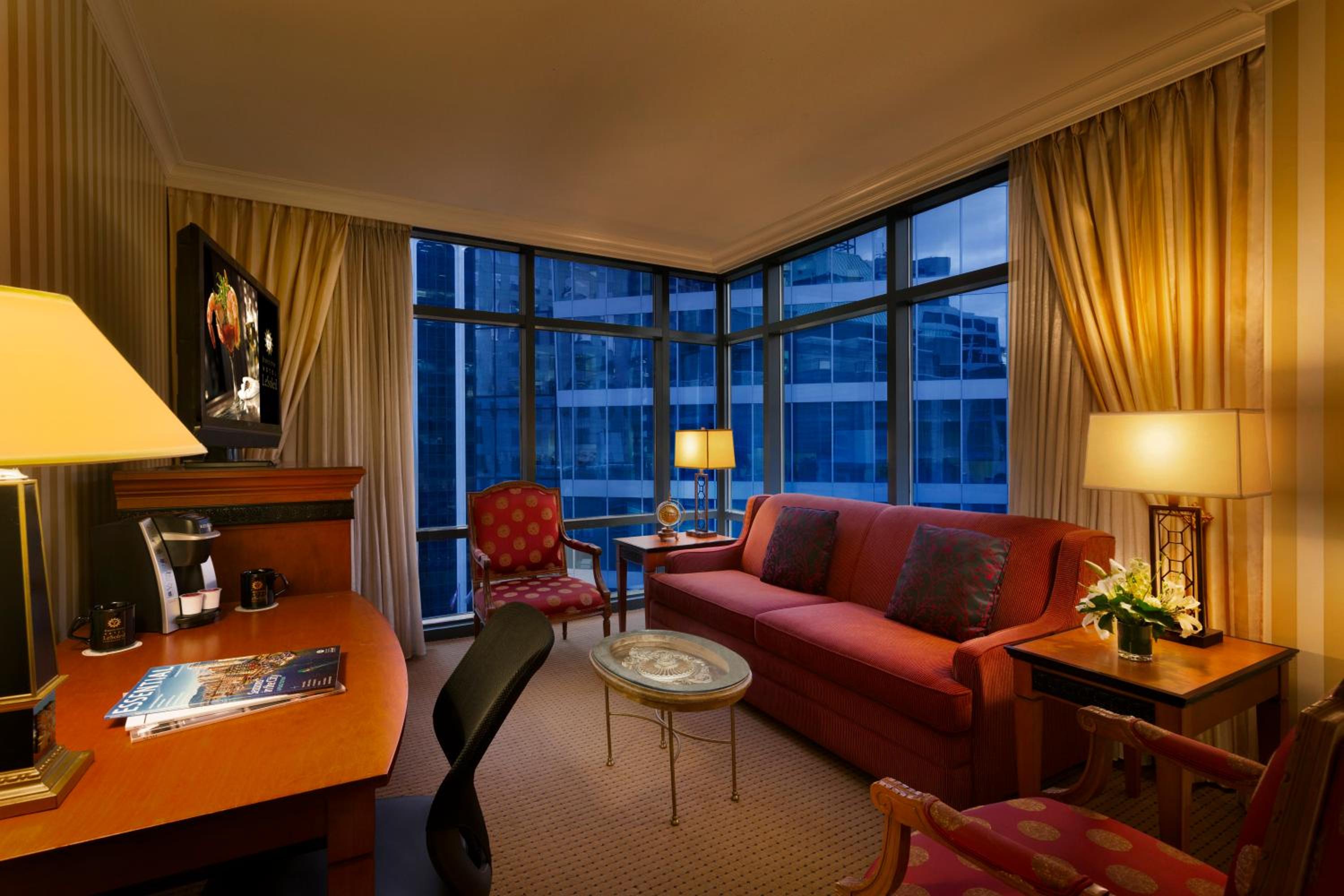 1 BEDROOM, SUITE, QUEEN BED, SOFA, CORNER