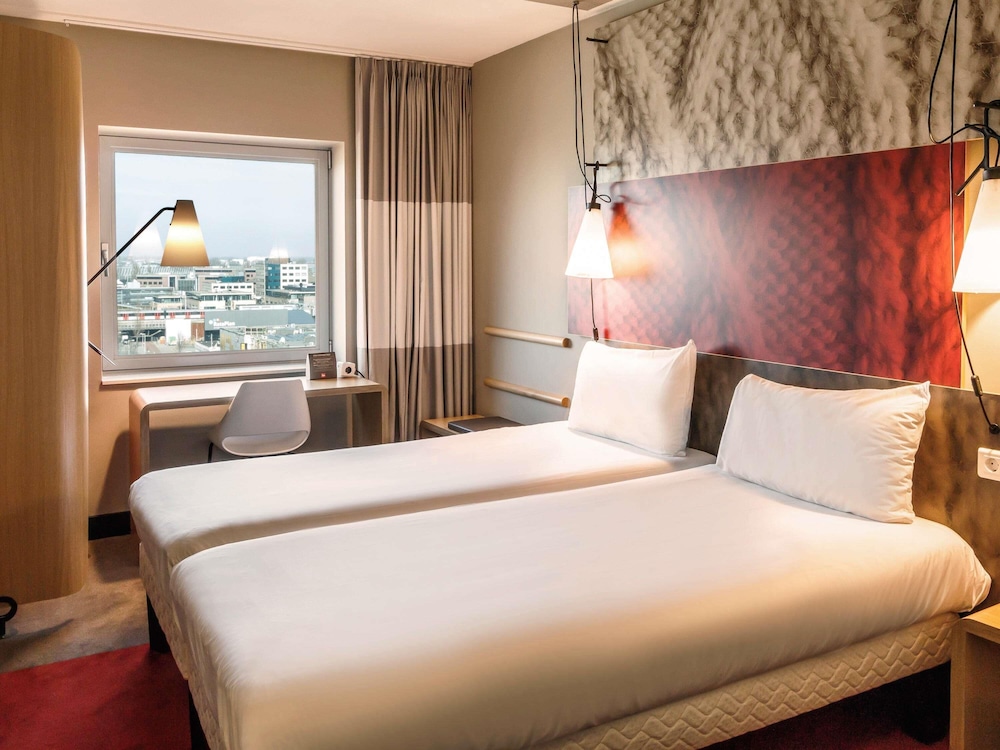 ROOM, TWIN BEDS