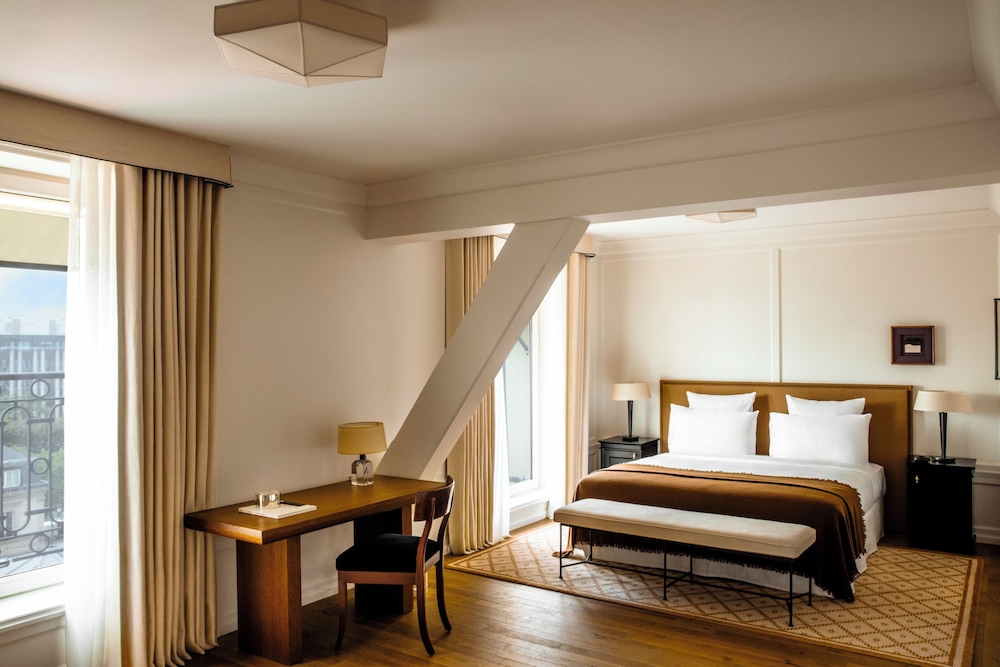 SUITE, EIFFEL VIEW