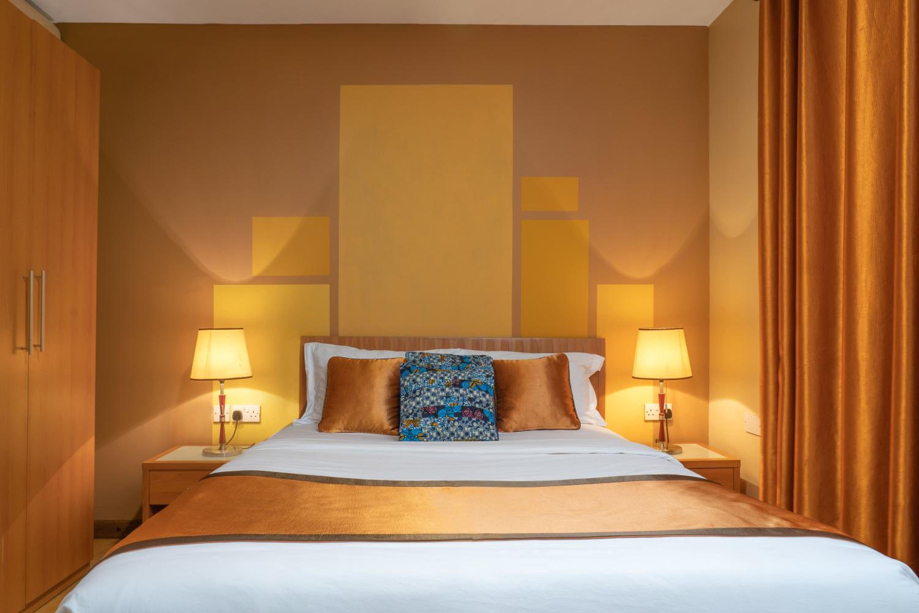 2 Bedrooms, Apartment, King and Twin Beds